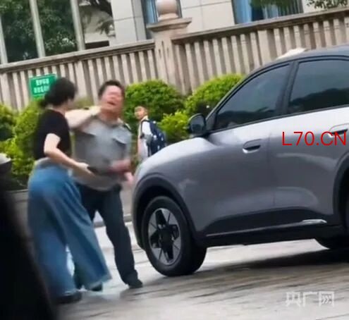 福建永安保安与女车主冲突后续：保安已停职，警方称双方均有过错